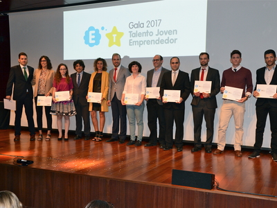 Seleccionados en el Certamen Nacional de Jóvenes Emprendedores 2016, con sus diplomas