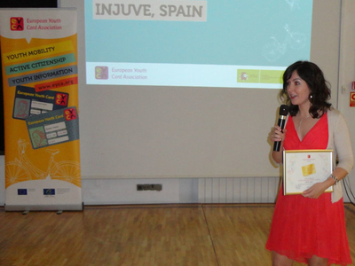 Ana Martínez, subdirectora del Injuve, agradece la concesión del Premio.