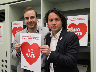 Javier Dorado y Max Trejo antes de la Concentración por las víctimas de la intolerancia y de los delitos de odio