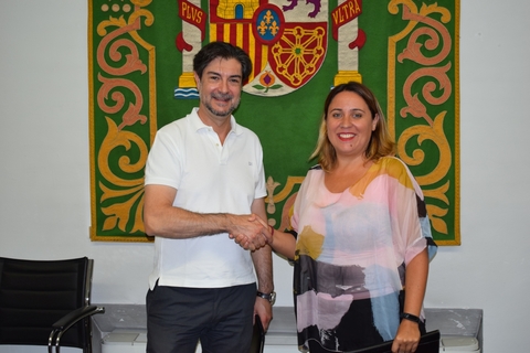 Ruth Carrasco y Juan Ávila Francés se saludan tras la firma del convenio