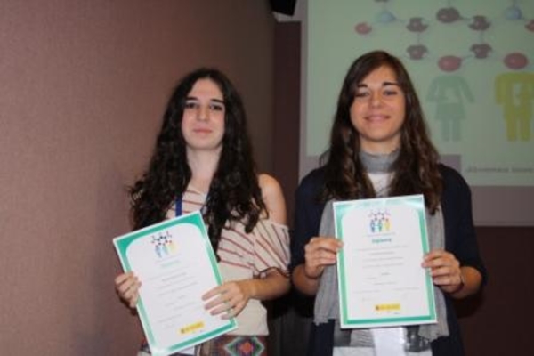 Dos de las jóvenes premiadas muestran sus diplomas