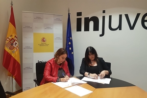 La directora general del Injuve y la Presidenta de Eyca firmando el memorandum