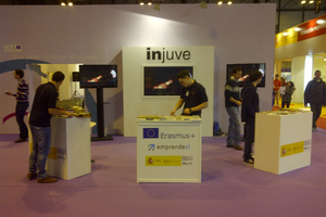 Preparando el stand del Injuve en AULA 2014 para recibir a los primeros visitant