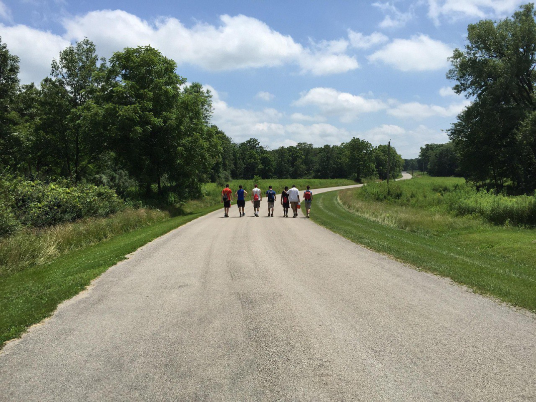 Jovenes caminando por el campo