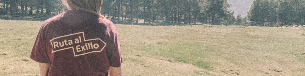 Joven de espaldas con la camiseta de Ruta al Exilio