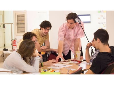 Eugenio y Víctor de Atelier Teratoma explicando su propuesta de trabajo para el 