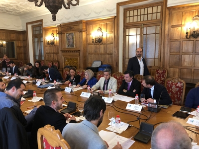 Mesa con los asistentes al Consejo Interterritorial de Juventud en Santander