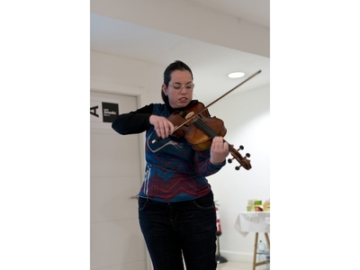 Cecilia deleitando a los asitentes al taller con su maestría con la viola