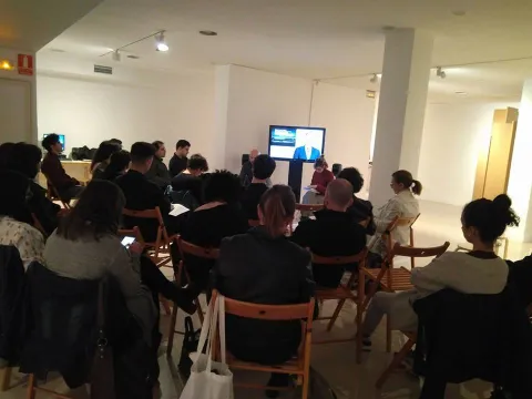 Un auditorio de una veintena de personas escuchan uno de los seminarios de la exposici&oacute;n Nueva Sinceridad de la Sala Amad&iacute;s