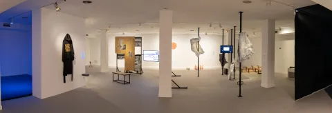 Vista general de la exposición en la Sala Amadís