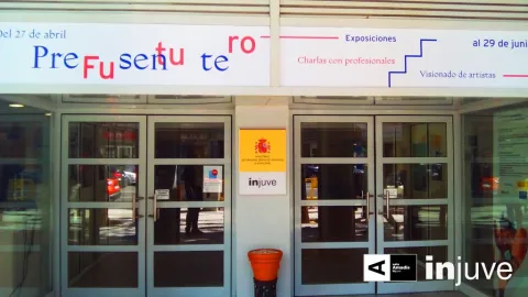 Entrada del Injuve con el cartel de la exposición Futuro Presente