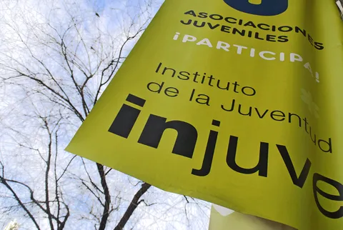 Banderolas en la sede del Injuve sobre asociaciones juveniles