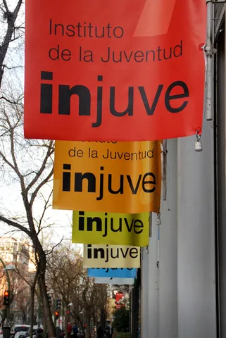 Injuve con banderolas