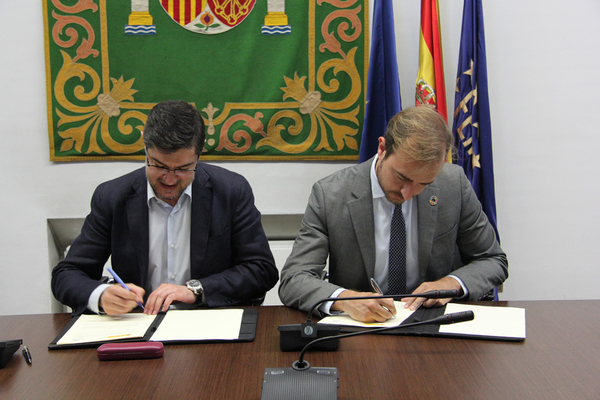El director del Injuve, Javier Dorado, y el secretario general del Femp, Juan Ávila Francés, firman el convenio de colaboración