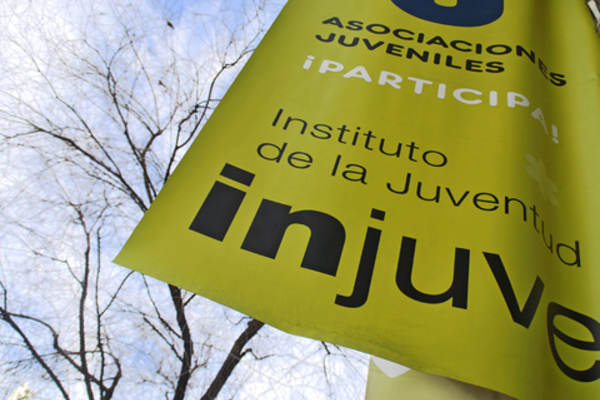 Banderola situada en el edificio del Instituto de la Juventud en Madrid